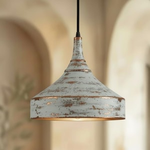 Puede incluir: Lámpara colgante blanca y cobre envejecida. La lámpara tiene una pantalla cónica con un acabado desgastado, revelando toques de cobre. Cuelga de un cable negro, adecuada para iluminación interior.