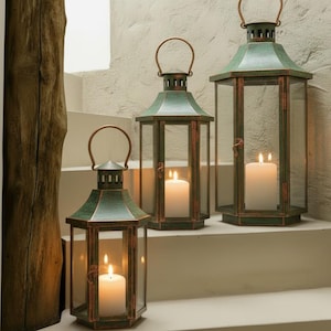 Puede incluir: Un juego de tres tazas de cerámica con acabado mate y moteado. Las tazas son de color crema, gris claro y gris oscuro. Cada taza tiene un diseño simple y minimalista.