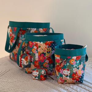 Peut inclure: Ensemble de trois tasses en céramique avec une finition mate et mouchetée. Chaque tasse est de couleur différente : bleu clair, crème et grise. Les tasses ont un design simple et moderne, parfaites pour le café ou le thé.