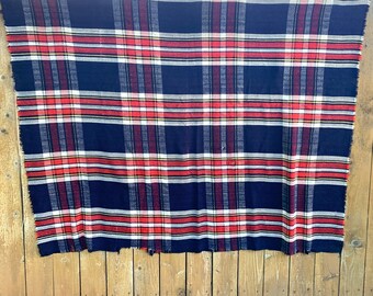 Worn Soft blauwrode geruite katoenen schootdeken met franjes vintage geweven plaid