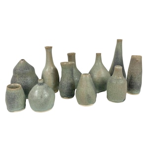 Mini Bud Vasen Lot von 10 Sage Grün Art Keramik handgemachte Hochzeit Gunsten