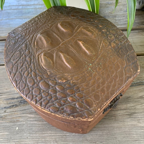 アンティーク調フェイクレザーのカラーボックス：クロコ型押しバニティ