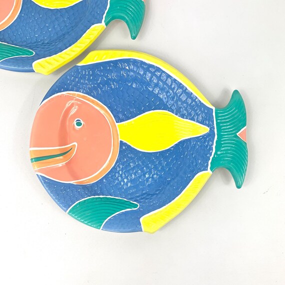 Piatti da pesce vintage anni '80 in plastica dura colorata novità