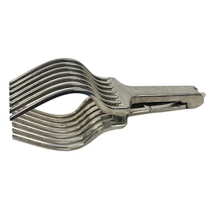 Puede incluir: Un cortador de huevos plateado con múltiples cuchillas paralelas. El cortador tiene un mango y una serie de cuchillas curvas diseñadas para cortar huevos en rodajas uniformes. La herramienta de cocina es de metal.