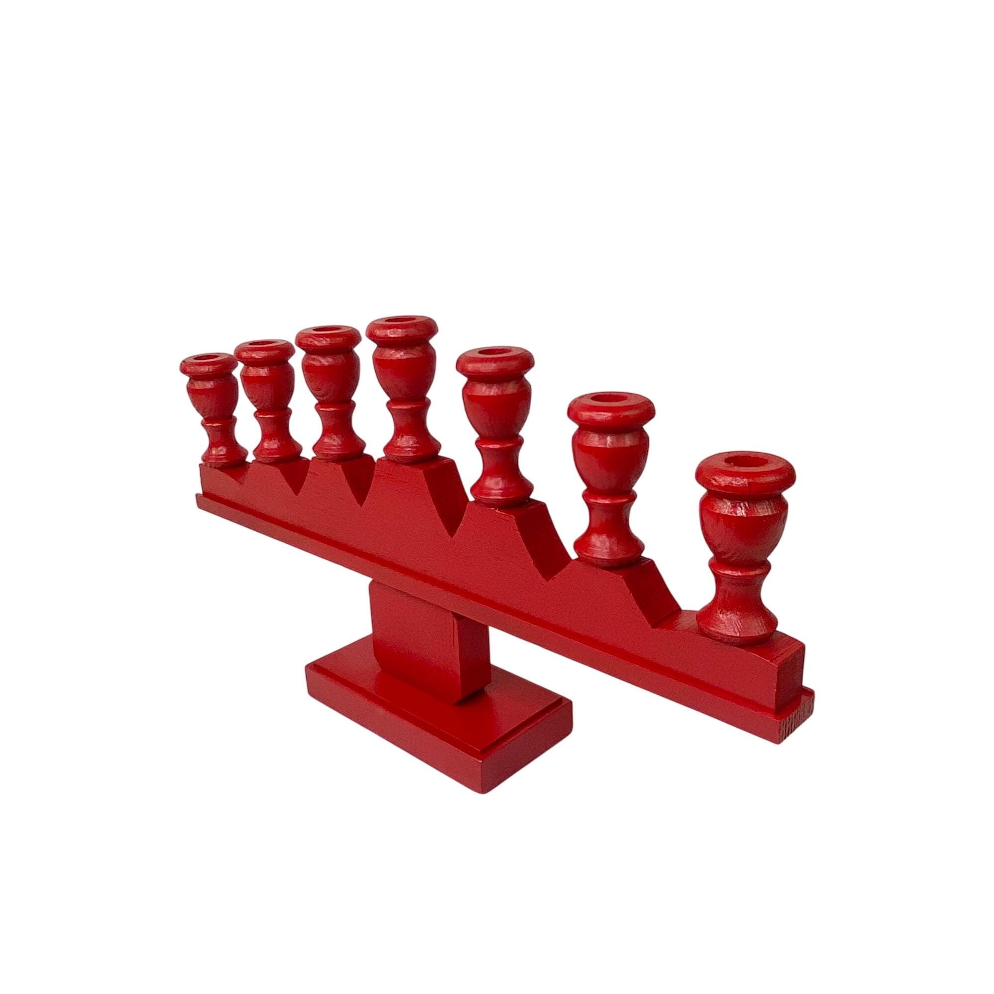 スウェーデン製　ヴィンテージ木製キャンドルホルダー 赤く塗られた木製のヴィンテージスウェーデン製燭台7本