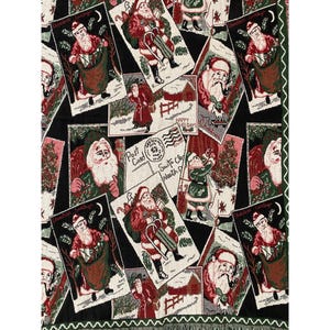 Puede incluir: Una manta navideña negra con un patrón repetido de postales vintage con ilustraciones de Papá Noel. Las postales son en tonos de rojo, verde y blanco, con un borde con flecos verdes y blancos.
