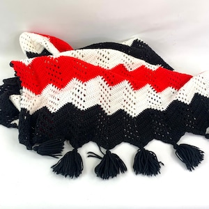 red white black chevron hand knit afghan vintage throw 38 x 64