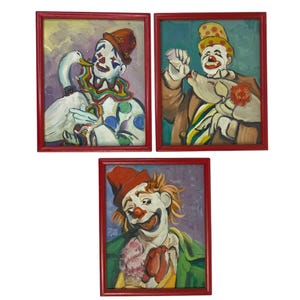 Conjunto de tres pinturas al óleo originales de payasos enmarcadas de mediados de siglo.