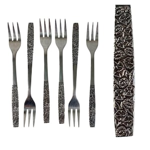 Puede incluir: Un juego de seis tenedores plateados con un diseño floral en los mangos. Los tenedores están dispuestos en fila, con una pieza de servir a juego. Las púas de los tenedores son visibles, y los mangos tienen un patrón en relieve detallado.