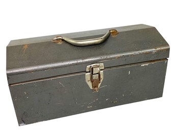 Industriële grijze gereedschapskist met bolle bovenkant jaren 60 vintage metalen opbergdoos