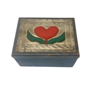 Vintage perforado hojalata corazón flor país azul caja de madera arte popular Cricket Hollow