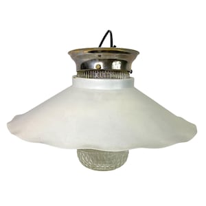 Persglazen plafondlamp met gegolfde metalen kap en hardware, jaren 40 en 50 vintage