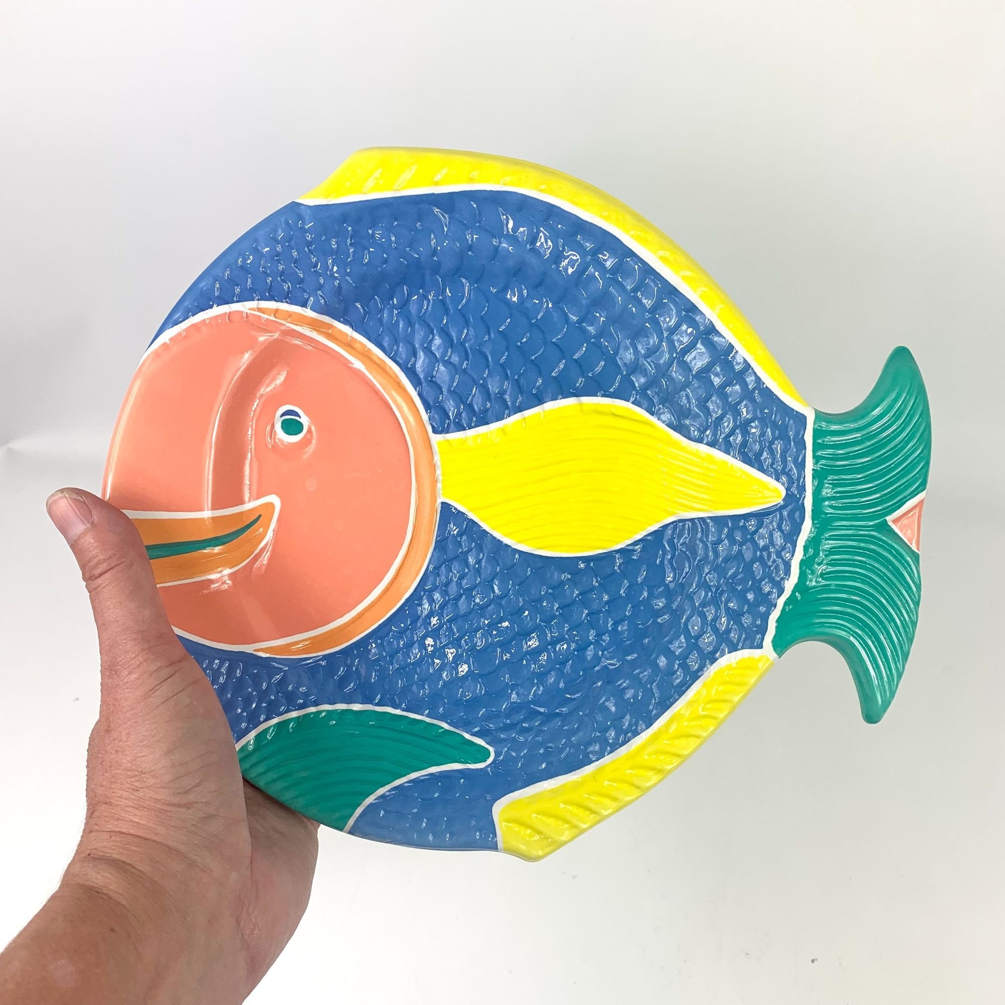 カラフルなハードプラスチック80年代のヴィンテージ魚皿ノベルティ