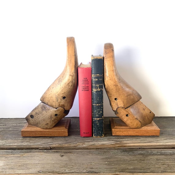 Serre-livres avec chaussures en bois et livres - France - XXe
