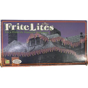 Puede incluir: Una caja de luces de Halloween Frite Lites. La caja presenta una casa con luces naranjas y moradas a lo largo del tejado. El texto de la caja dice "Frite Lites" y "For a Perfectly Haunted Halloween."