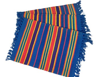 Juego de cinco manteles individuales de tela tejida a rayas de algodón de colores, estilo bohemio informal.