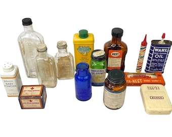 Artículos de botiquín vintage, botellas, latas, paquetes, accesorios de películas