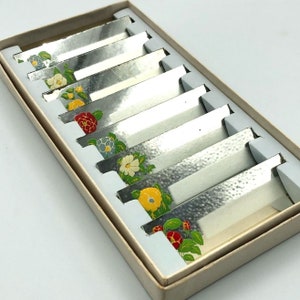 Los titulares de tarjetas de lugar de nombre de vidrio desgastado escriben y borran diseño de flores vintage
