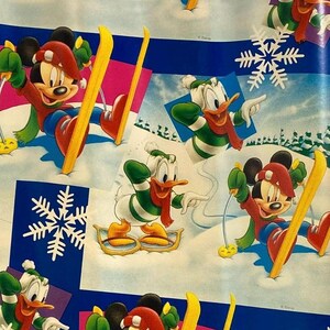 Hoja de papel de regalo navideña de Mickey y Donald esquiando, papel de regalo vintage de los años 90 imagen 2