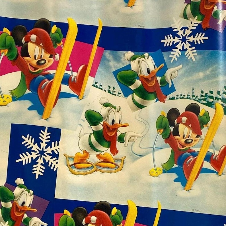 Hoja de papel de regalo navideña de Mickey y Donald esquiando, papel de regalo vintage de los años 90 imagen 2