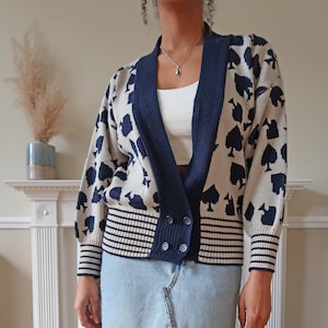 Vintage spade pattern knit V neck cardigan UK14. Vintage novelty cardigan. Low V neck cardigan. Vintage white and navy cardigan. image 1