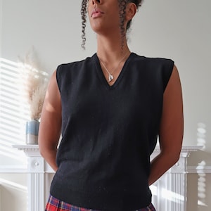Vintage black wool knit tank UK 14. Vintage knitted sleeveless jumper in black. Knitted sleeveless tank. Sleeveless knit pull over. image 1