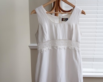 Vintage 90's does 60s white dress UK 10. Vintage white 90's dress. Vintage lace insert white sleeveless dress.