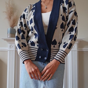 Vintage spade pattern knit V neck cardigan UK14. Vintage novelty cardigan. Low V neck cardigan. Vintage white and navy cardigan. image 4