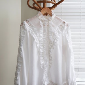 Vintage off white lace insert blouse with puff sleeves UK 14. Vintage frill detail blouse. Vintage pretty white blouse.