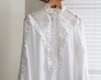 Vintage vit blus med spetsinsatser och puffärmar UK 14. Vintage blus med volangdetaljer. Söt vit vintageblus.