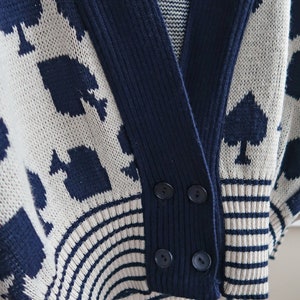 Vintage spade pattern knit V neck cardigan UK14. Vintage novelty cardigan. Low V neck cardigan. Vintage white and navy cardigan. image 8