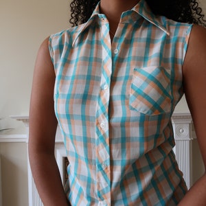 Vintage sleeveless check shirt blouse. Vintage 70's sleeveless gingham shirt. Floral cotton mix woven check blouse. image 2