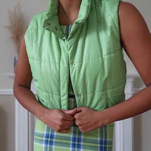 Vintage 'Betty Barclay' cropped puffer Gilet UK 12/14. Vintage Sleeveless puffer jacket in green. Vintage green gilet. image 3