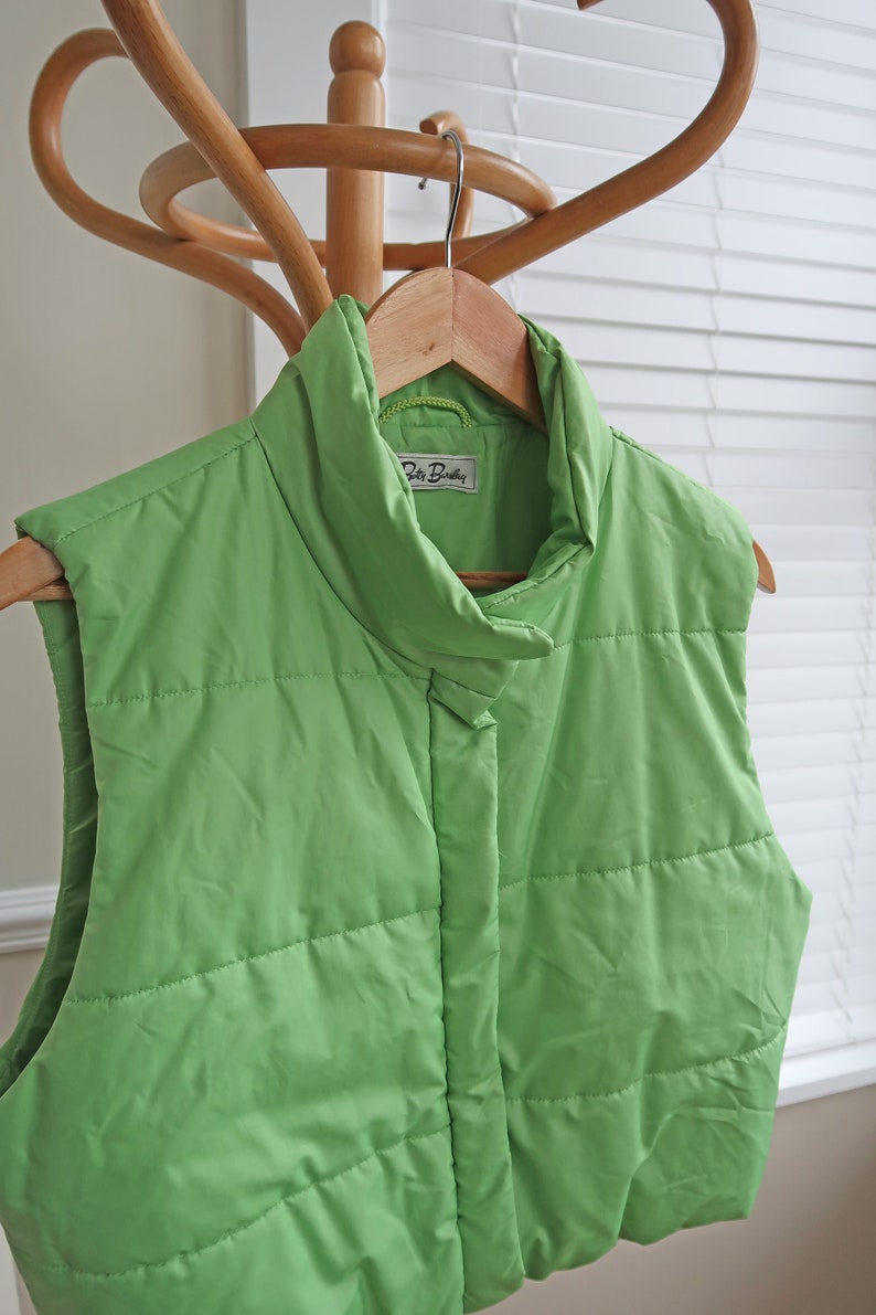 Vintage 'Betty Barclay' cropped puffer Gilet UK 12/14. Vintage Sleeveless puffer jacket in green. Vintage green gilet. image 8
