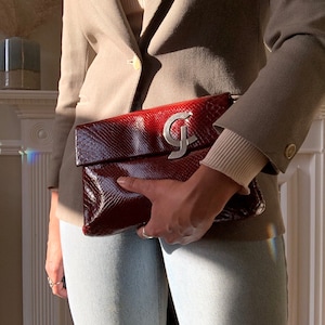 Vintage 'Mangiameli' Lederclutch mit Schlangenprägung. Clutch aus Leder mit Monogramm-Hardware. Schoko dunkelrote Lederclutch.
