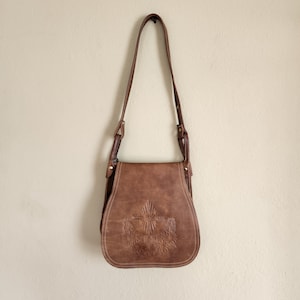 70s tooled purse, leather, great design, boho hippie, shoulderbag, saddlebag, saddle bag, light brown leather