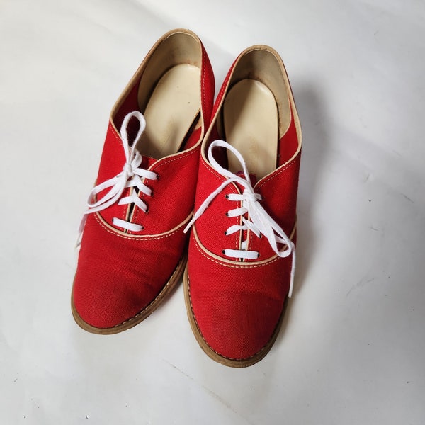 7 70s 80s casual red oxford heels, red shoes, lace up, heeled loafers