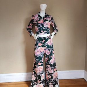 STUNNER! 70s 2 pc disco suit, Amazing floral green,  two piece suit, with jacket and bellbottom pants, 38 bust