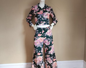 STUNNER! 70s 2 pc disco suit, Amazing floral green,  two piece suit, with jacket and bellbottom pants, 38 bust