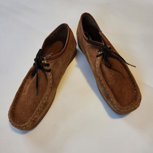 70s 10 ladies shoes, suede tie shoes, lace up suede shoes, Made in Spain, gumshoe,  brown, Wallabees
