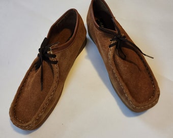 70s 10 ladies shoes, suede tie shoes, lace up suede shoes, Made in Spain, gumshoe,  brown, Wallabees