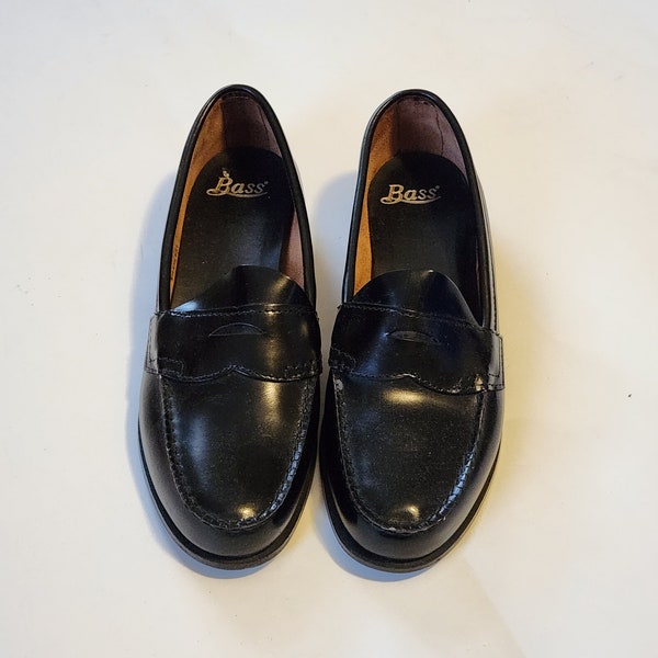 10 penny loafers, ladies 10, leather loafers, black, in original box, Bass Weejuns