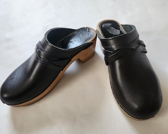 Zuecos años 70, talla 9, piel negra y suela de madera.