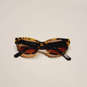 90s retro sunglasses, 50s style, tortoiseshell frames, Black Flys