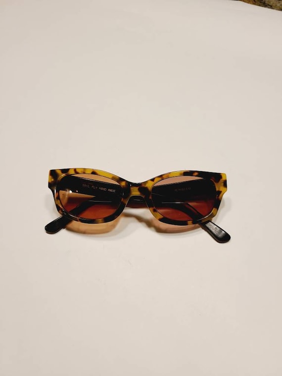 90s retro sunglasses, 50s style, tortoiseshell fra