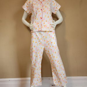60s ladies pajamas set, size 38, short sleeved top and pants, white and pink roses flowers, cotton, vintage pajamas