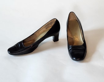 60s pumps, black pumps, 6 1/2 pumps, black leather, size 6.5, black low heels, 2 1/2" heel