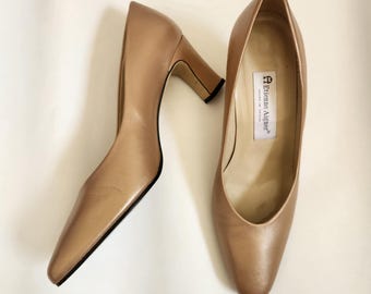 Gold Aigner heels, gold pumps, vintage size 9, Taylor pearl shimmer, Etienne Aigner, 2 1/2" heel
