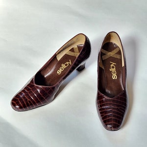 60s 8 1/2 heels, ladies pumps, brown leather, vintage, Selby, fit like 8
