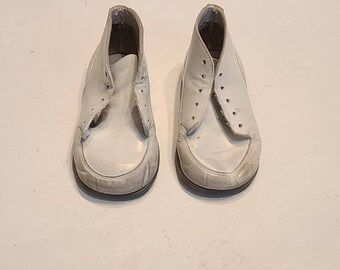 70s baby shoes, size 5 1/2 EEE, white walking shoes, toddler, vintage walking shoes, training